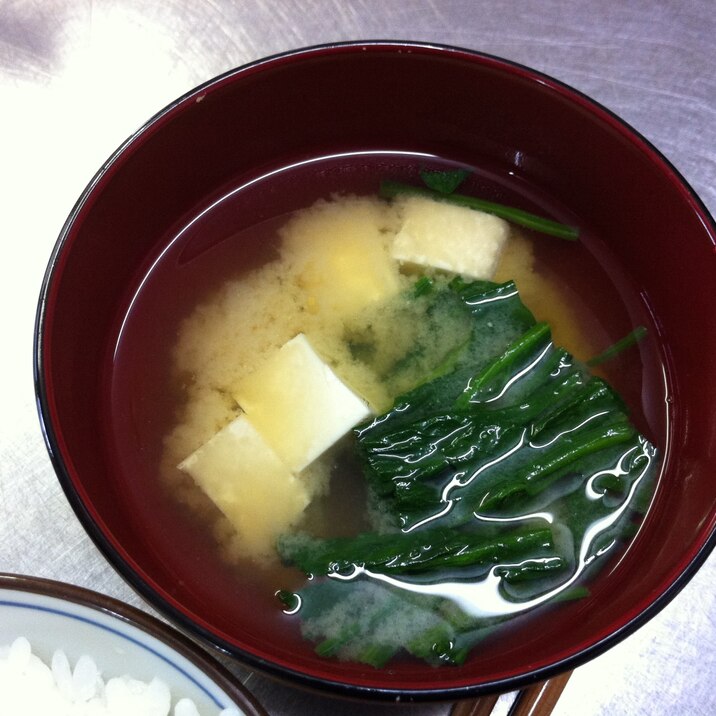 豆腐とほうれん草の味噌汁